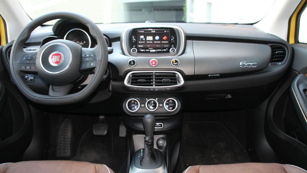 Το εσωτερικό του Fiat 500Χ της δοκιμής μας δεν διαφοροποιείται από αυτό των υπολοίπων 500X που έχουμε δοκιμάσει, εκτός ίσως μόνο από κάποια έξτρα στοιχεία πολυτέλειας 